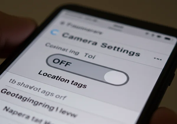 Smartphone camera settings with geotagging disabled